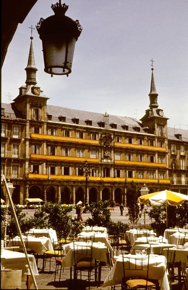 Street Life of Madrid, Spain in the 1970s Through These Fascinating Photos