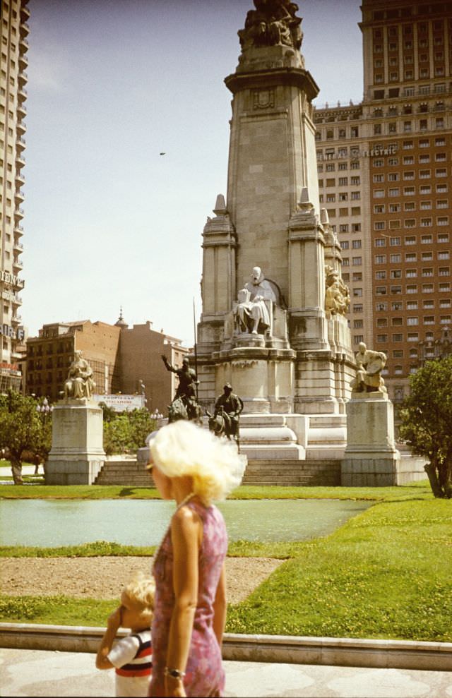 Street Life of Madrid, Spain in the 1970s Through These Fascinating Photos