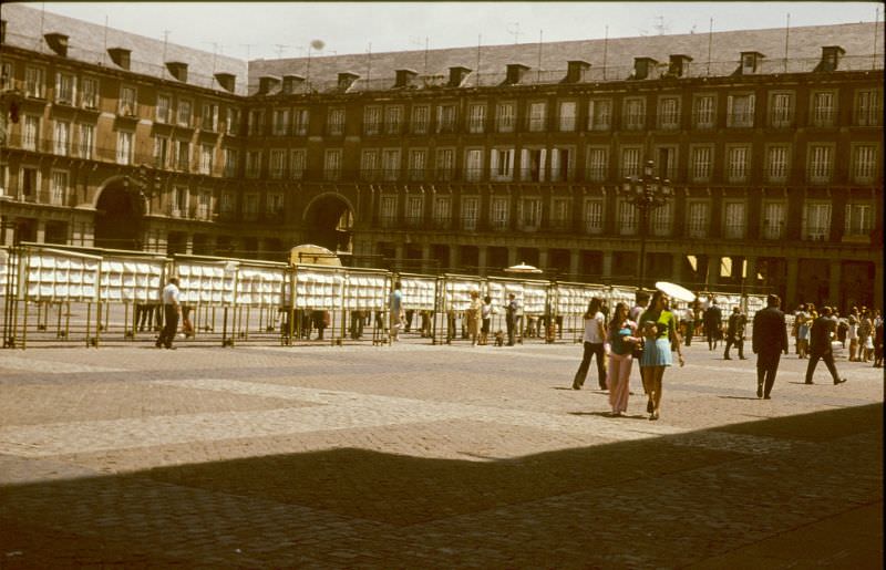 Street Life of Madrid, Spain in the 1970s Through These Fascinating Photos