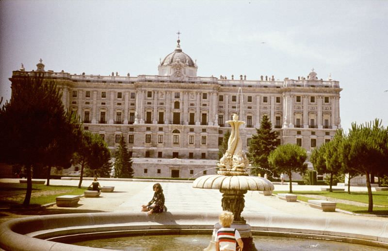 Street Life of Madrid, Spain in the 1970s Through These Fascinating Photos