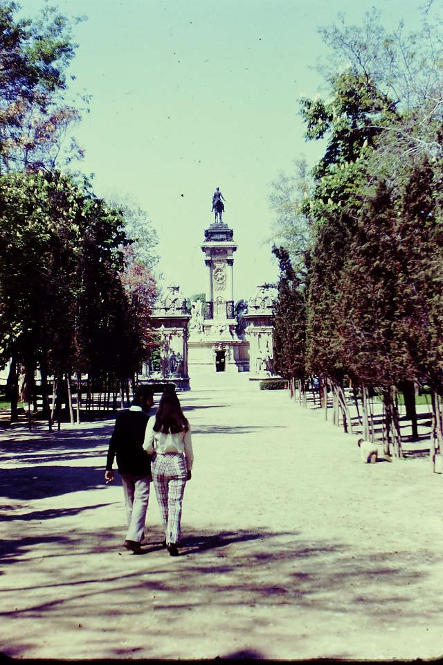 Street Life of Madrid, Spain in the 1970s Through These Fascinating Photos