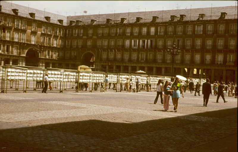 Street Life of Madrid, Spain in the 1970s Through These Fascinating Photos