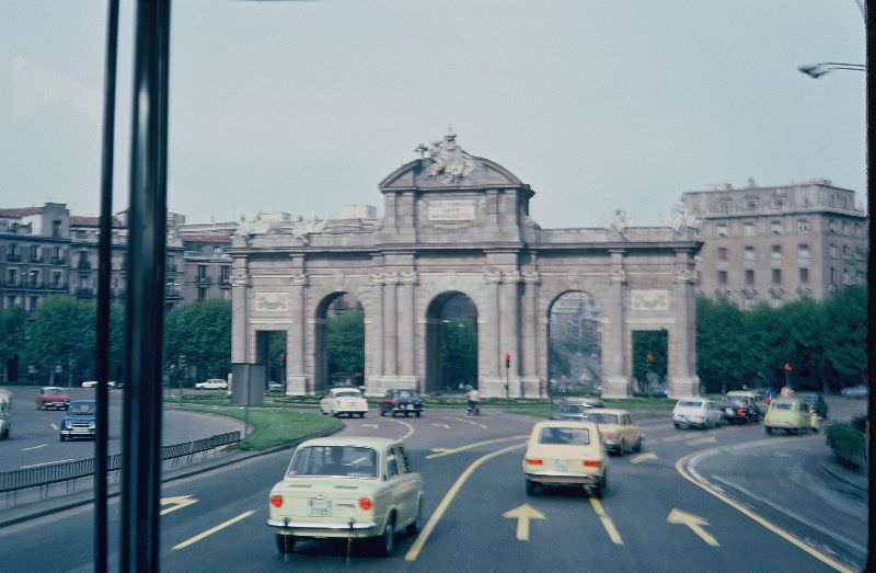 Street Life of Madrid, Spain in the 1970s Through These Fascinating Photos