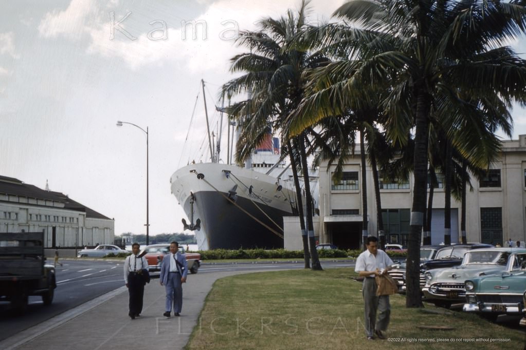 Kind of a random snap looking south along Bishop Street (far left foreground) towards Honolulu Harbor, 1956