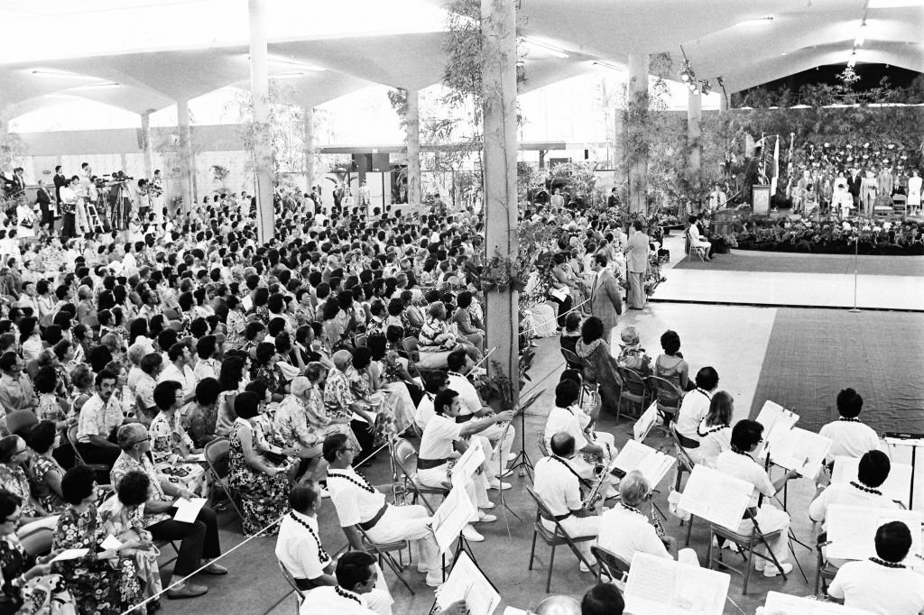 A general view of the welcome ceremony for Emperor Hirohito and Empress Nagako by Hawaiian citizen on October 11, 1975 in Honolulu, Hawaii.