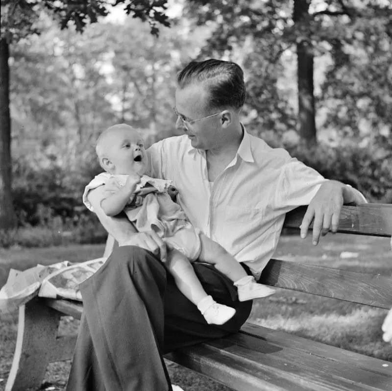 War worker and child, Detroit, Michigan, July 1942.