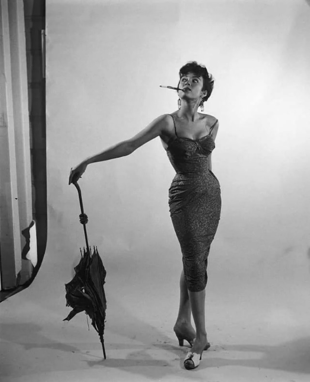 Fabulous Photos of Rita Moreno in 1954 by Life Photographer Loomis Dean