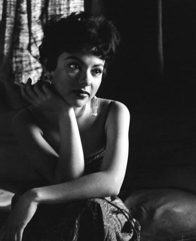 Fabulous Photos of Rita Moreno in 1954 by Life Photographer Loomis Dean