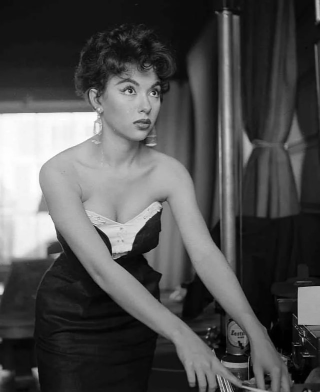 Fabulous Photos of Rita Moreno in 1954 by Life Photographer Loomis Dean