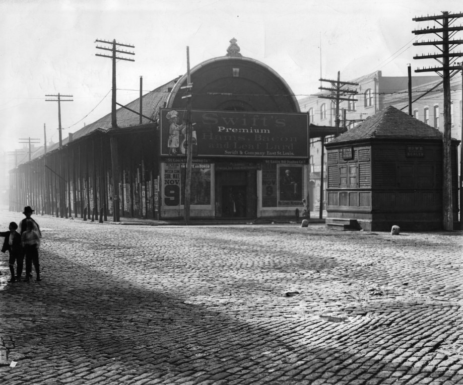 Biddle and Broadway, showing the City Market - sometimes known as the "Round Top Market" on account of its dome-shaped roof, 1900.