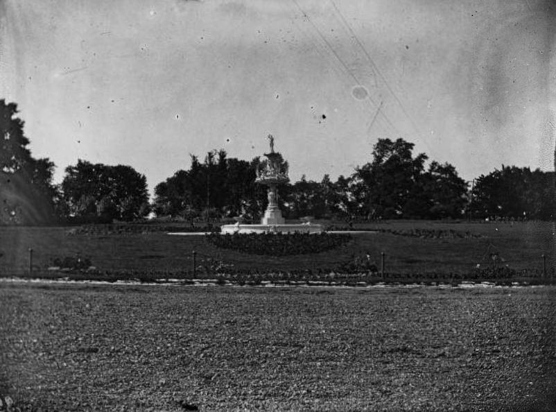 Fountain as seen from Grand Drive in Forest Park, 1904