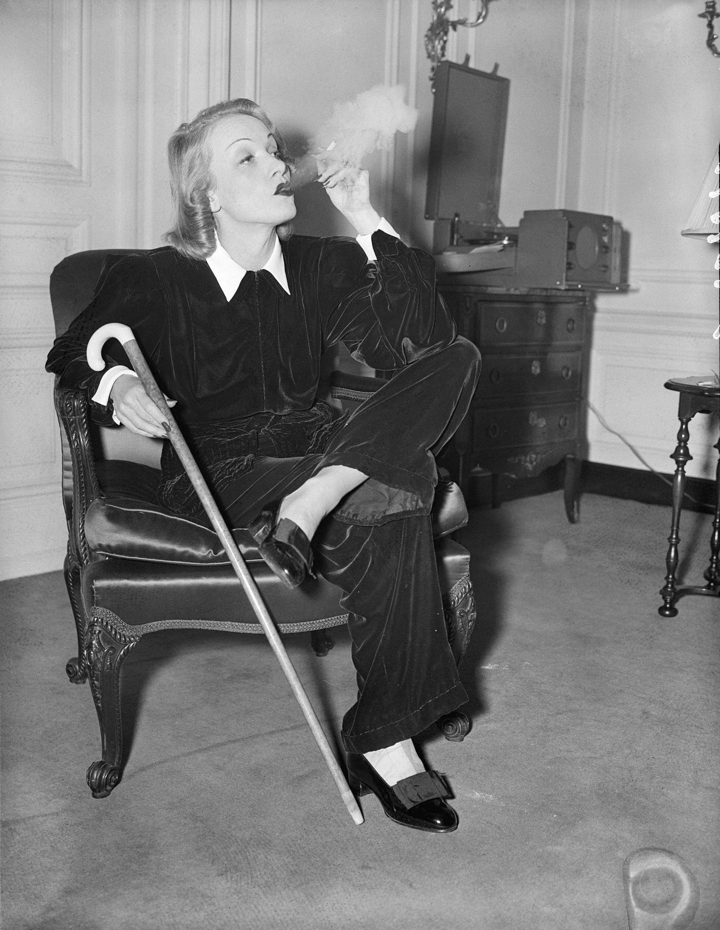 Marlene Dietrich: The Iconic Smoker of Hollywood