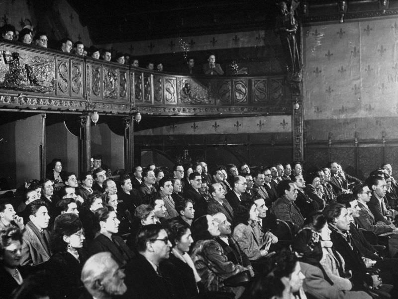 Audiences at the Grand Guignol Theater.