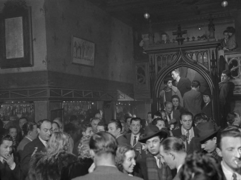 Audiences at the Grand Guignol Theater.