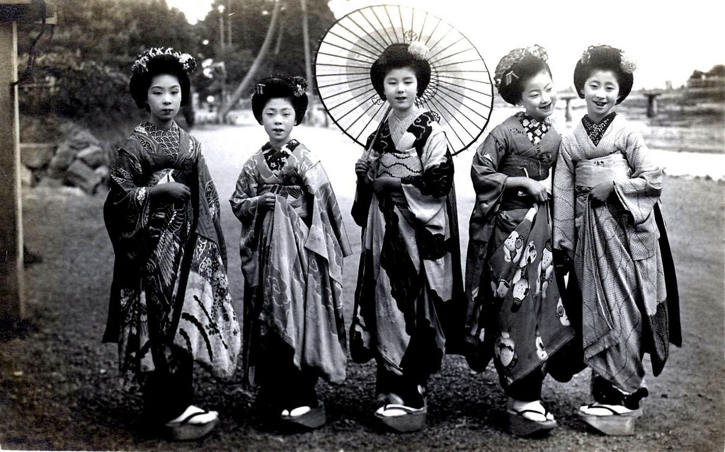 Vintage Photos Of Maikos And Geikos In Kyoto During The Taisho Period S And S