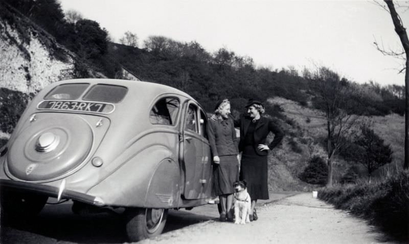 Peugeot 402, country road, Paris, France 1938