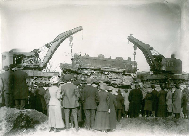 Lifting train, Massillon, Ohio, 1913