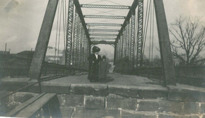 On the bridge, Massillon, Ohio, 1913