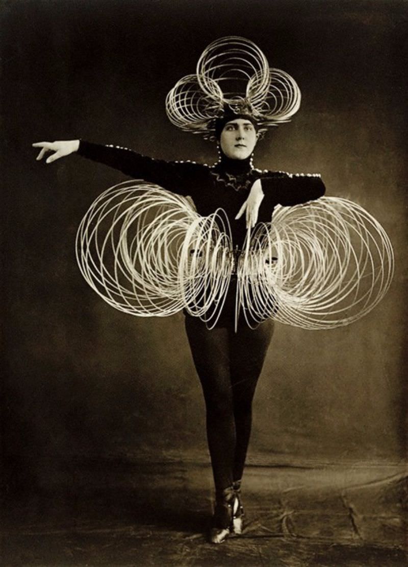 The Triadic Ballet: A Surreal Dance of Geometric Shapes in the Roaring Twenties