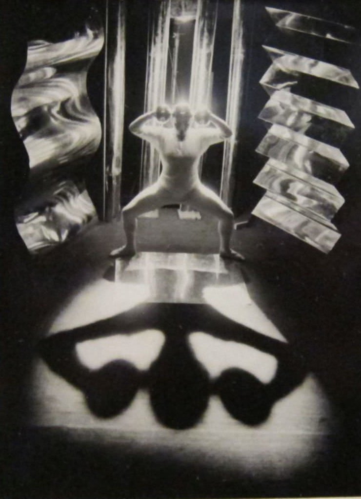 The Triadic Ballet: A Surreal Dance of Geometric Shapes in the Roaring Twenties