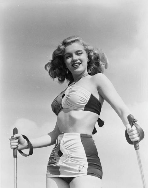 Marilyn Monroe trượt cát, 1943.