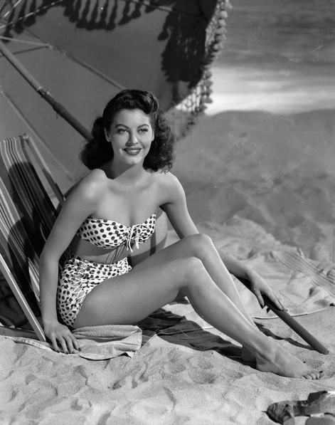 Ava Gardner nằm dài trên bãi biển trong bộ bikini đốm, tháng 12 năm 1944.