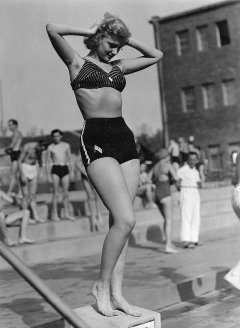 Người đẹp tắm biển trong thời trang bikini, Berlin, Đức, 1940.