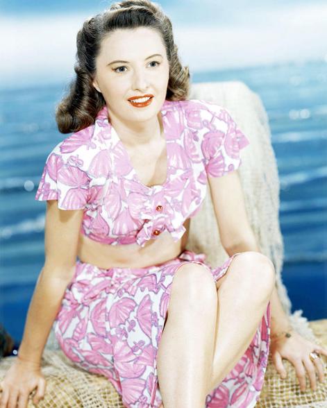 Barbara Stanwyck trong trang phục đi biển hai mảnh màu hồng và trắng, khoảng năm 1945.