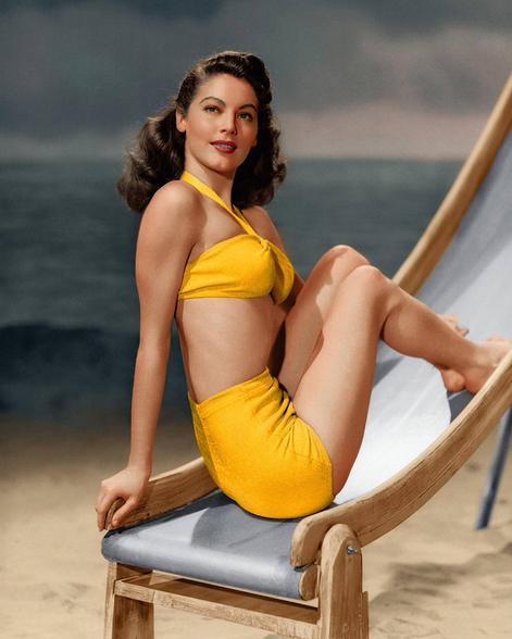 Ava Gardner tạo dáng trên ghế xếp trong bộ bikini màu vàng, 1945.