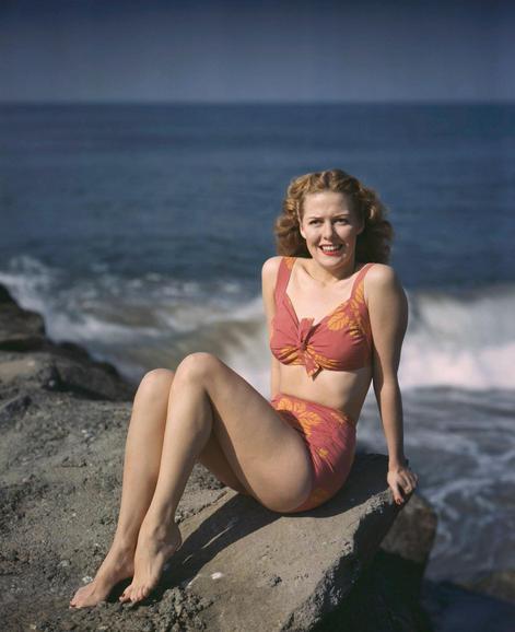 Janis Carter mặc bikini trên bãi biển, 1945.