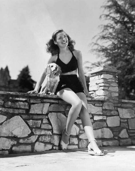 Ella Raines với chú gà trống cưng Poochie, 1945.