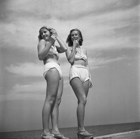 Hai phụ nữ trẻ mặc đồ bơi bikini trên cầu tàu ở bãi biển Bellevue, Copenhagen, tháng 7/1945.