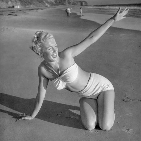 Marilyn Monroe tạo dáng trên bãi biển trong bộ áo tắm hai mảnh, Malibu, California, 1946.