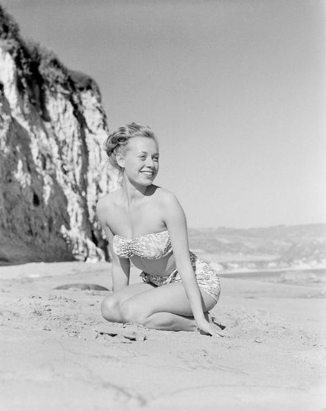 Người mẫu Fran Cooper mặc bikini hoa văn trên bãi biển, 1948.