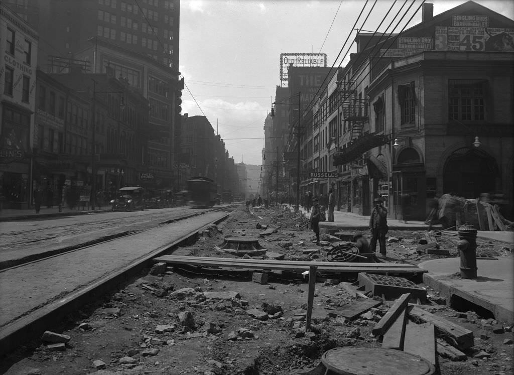 Roadwork near 10th Street, Liberty Avenue, 1920.