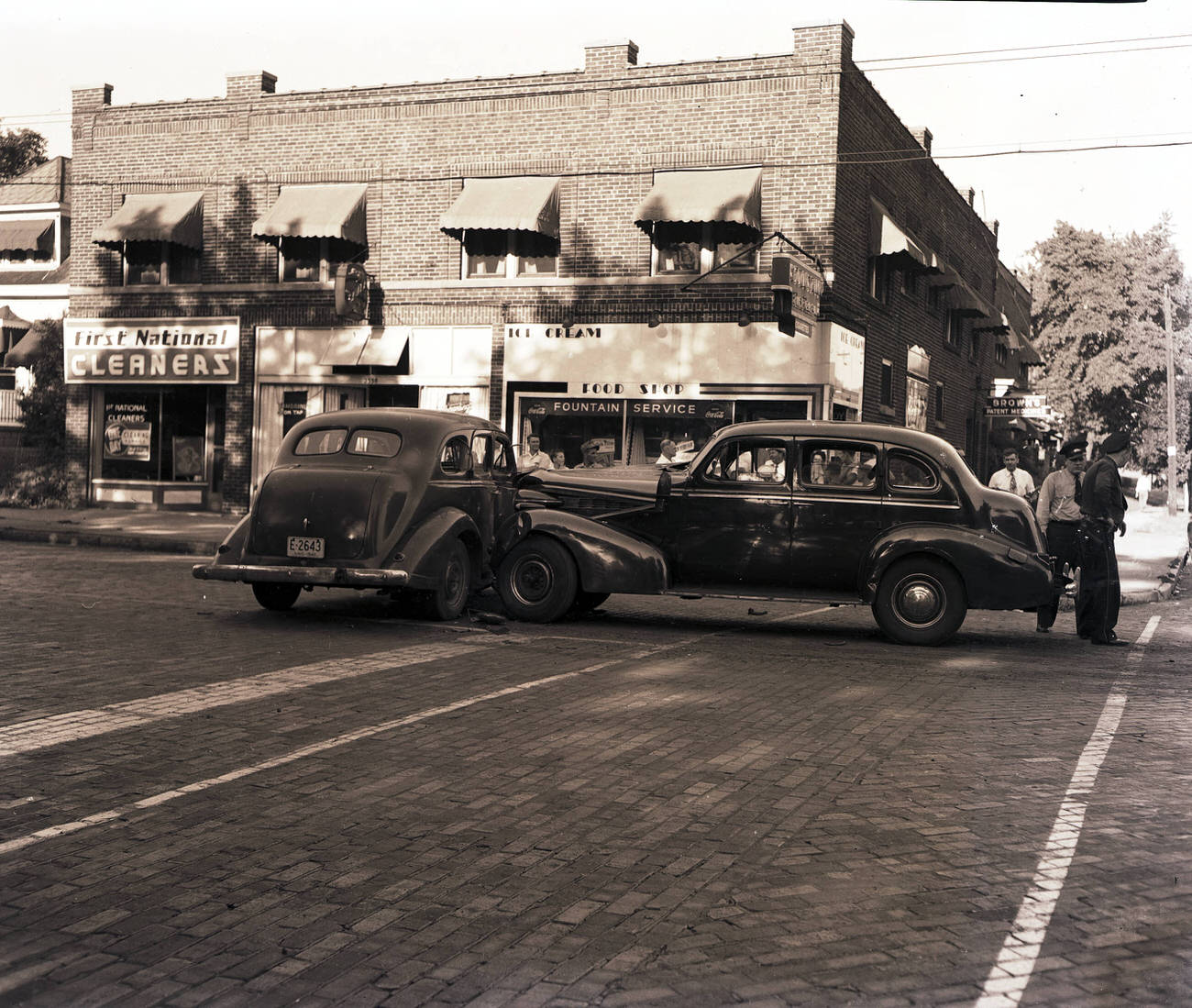 Automobile accident at 2336 Summit Street, 1951.