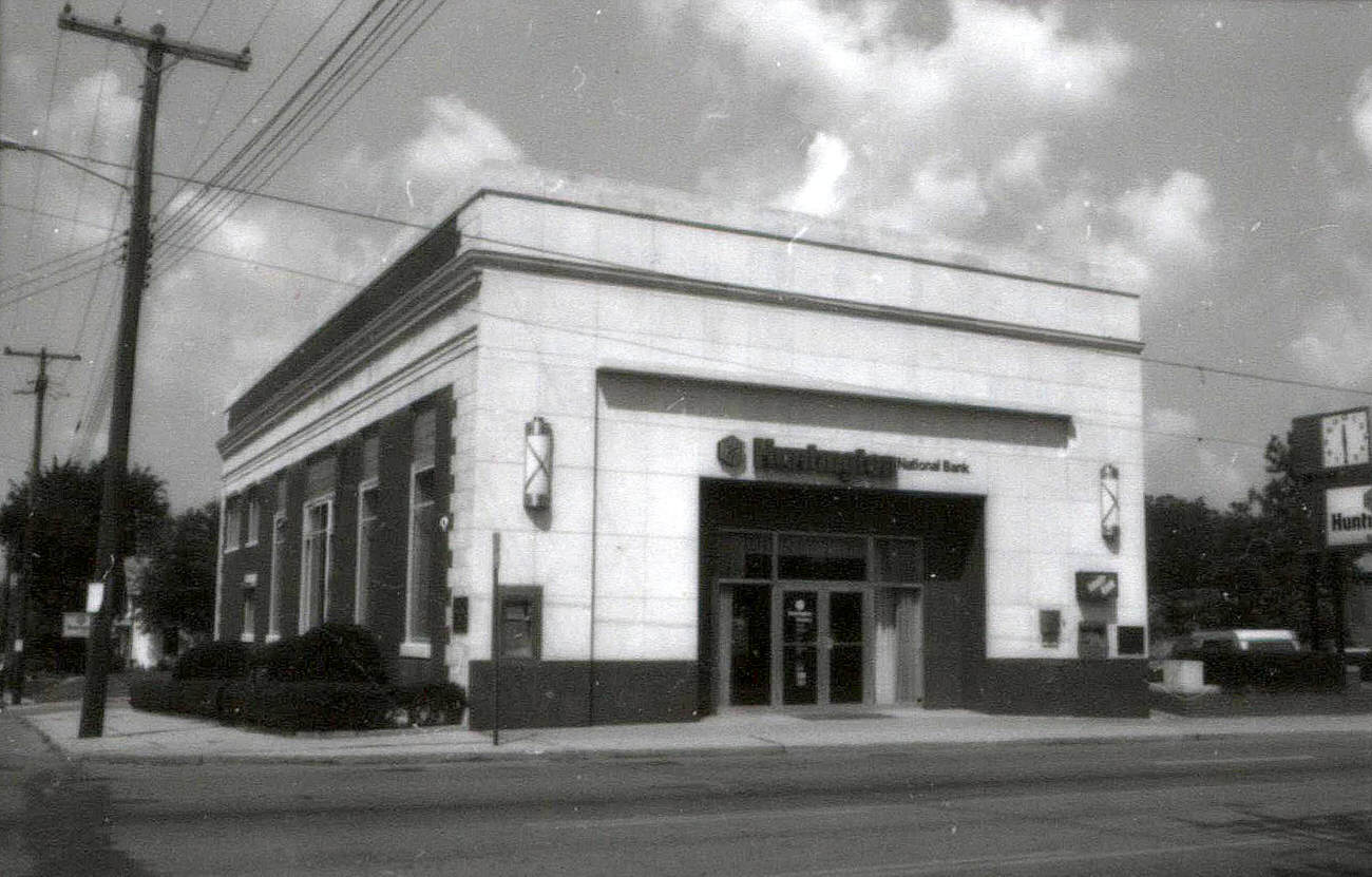 Clintonville Branch of the Huntington National Bank on the corner of West Duncan and North High Streets, now occupied by Ace of Cups, 1984.