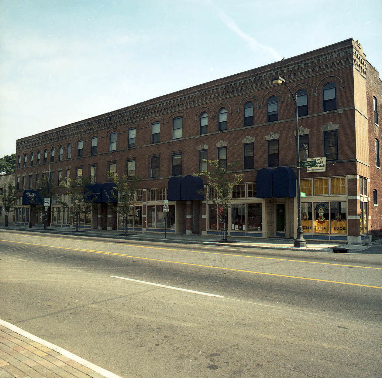 East side of North High Street, north of Brickel Street, with Russian Tea Room and Putt'n On the Dog, 1990s