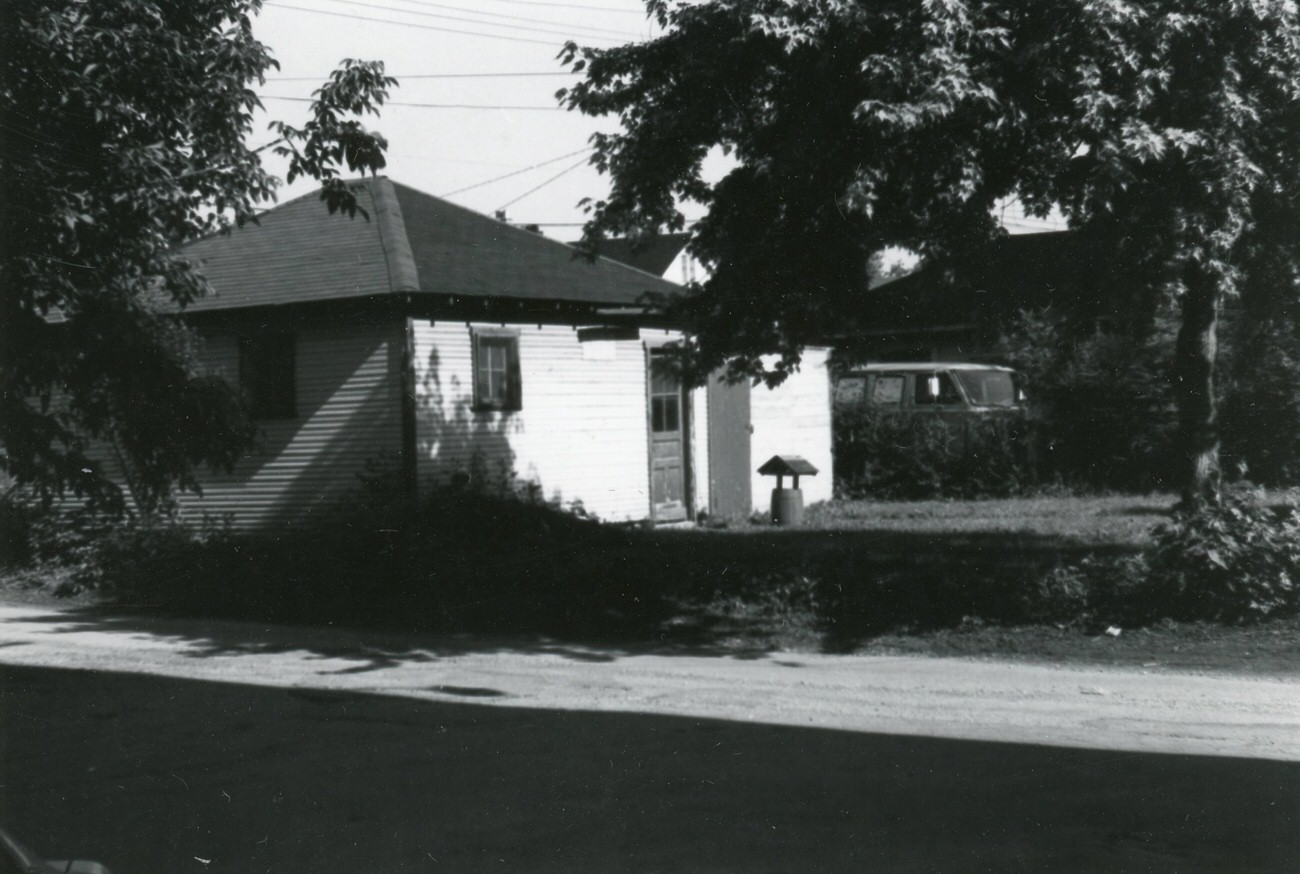 An unidentified garage in the Hilltop area, part of the Hilltop U.S.A.: History and Homes project, 1980s