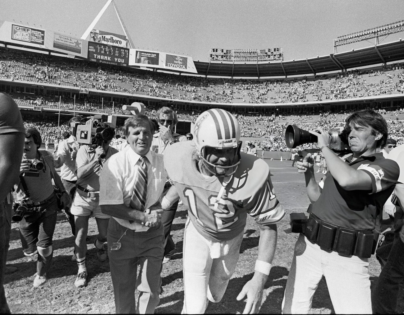 Houston Oilers quarterback Ken Stabler leaves the field after defeating the LA Rams, Anaheim, California, 1981.