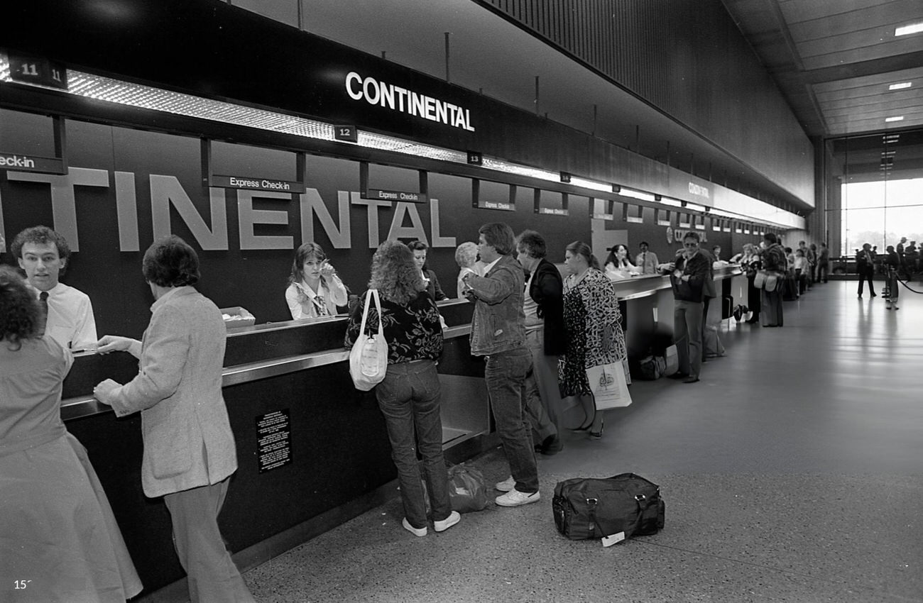 Thanksgiving eve travelers at Intercontinental Airport, Houston, Texas, November 26, 1986.