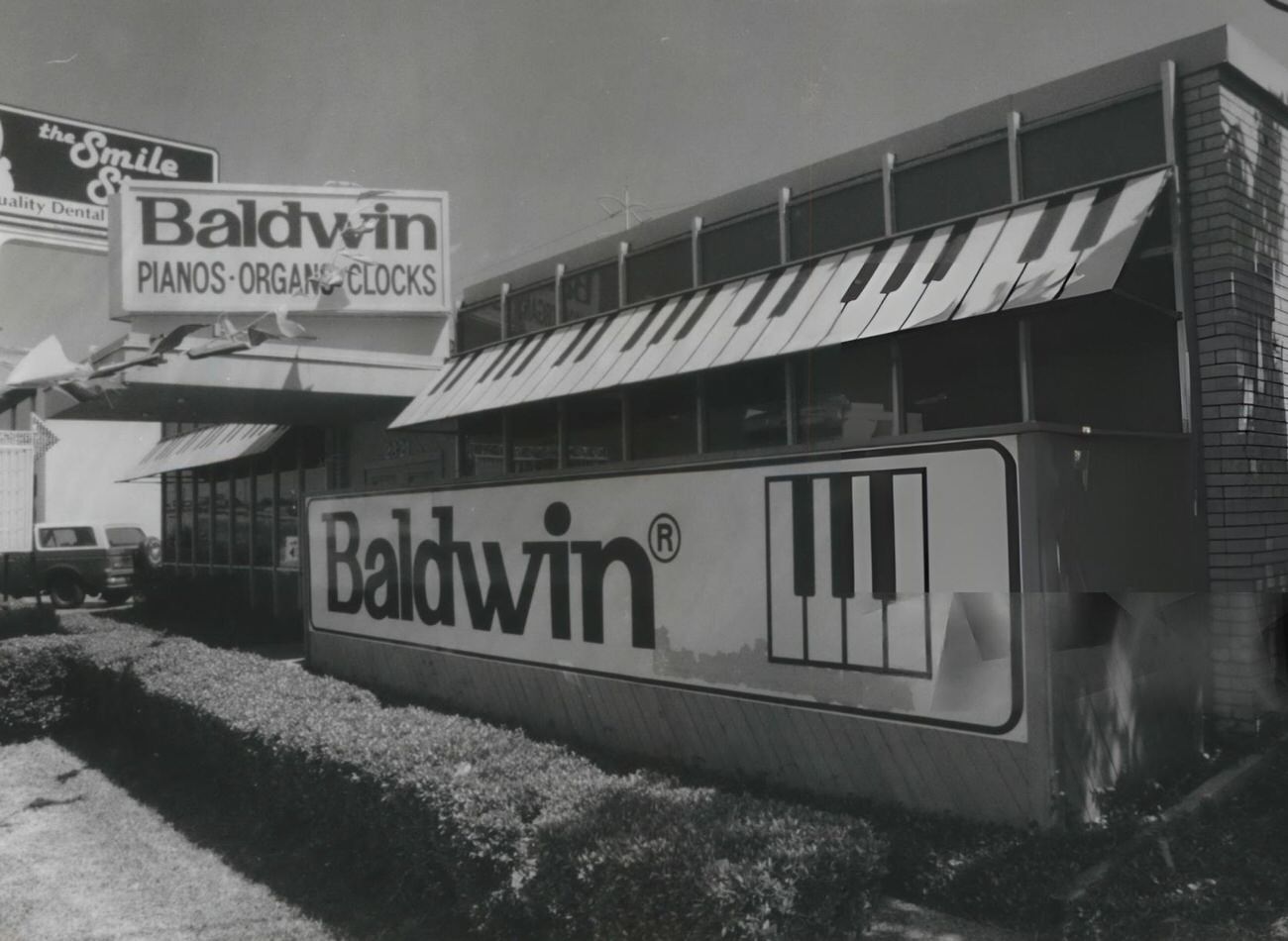 Baldwin Piano & Organ Company sells its three Houston stores to H&H Music, which becomes a dealer for Baldwin pianos, Houston, 1980s