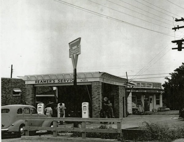 Reamer's Service with Conoco gas pumps, Bellaire, 1950s.