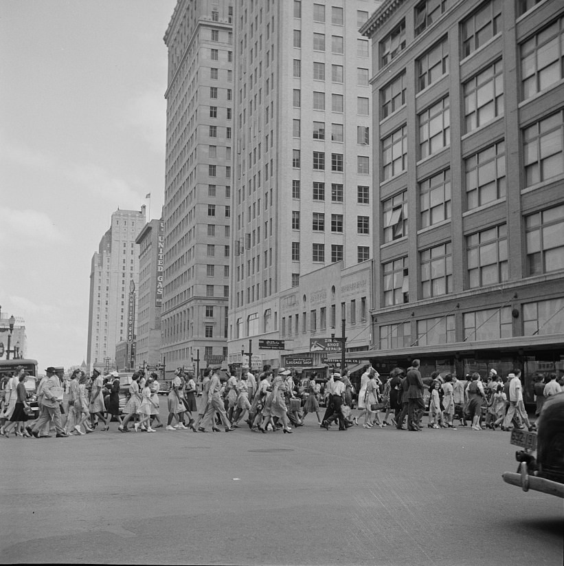 Crowds on downtown streets in Houston, Texas, 1943