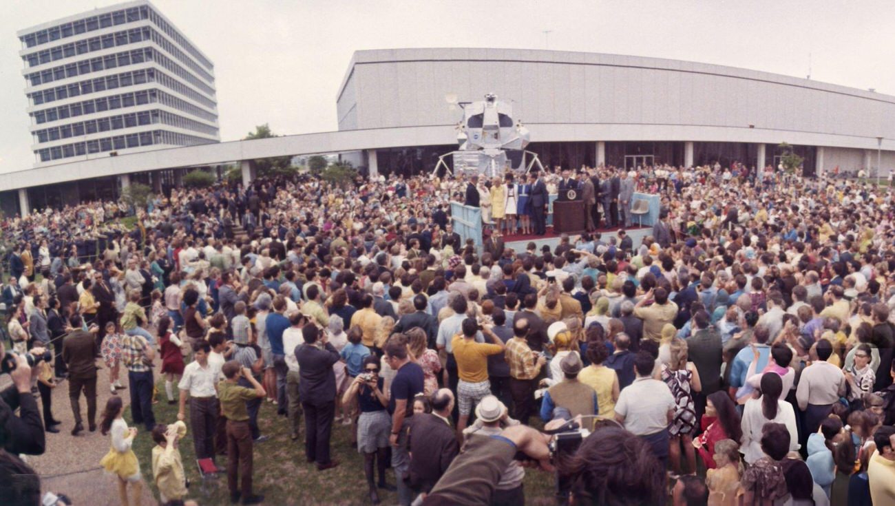 Crowd gathers at Manned Spacecraft Center to welcome home Apollo 13 astronauts with President Nixon honoring flight controllers.