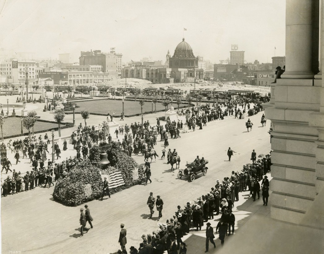 Liberty Bell parade in Civic Center, November 1915.
