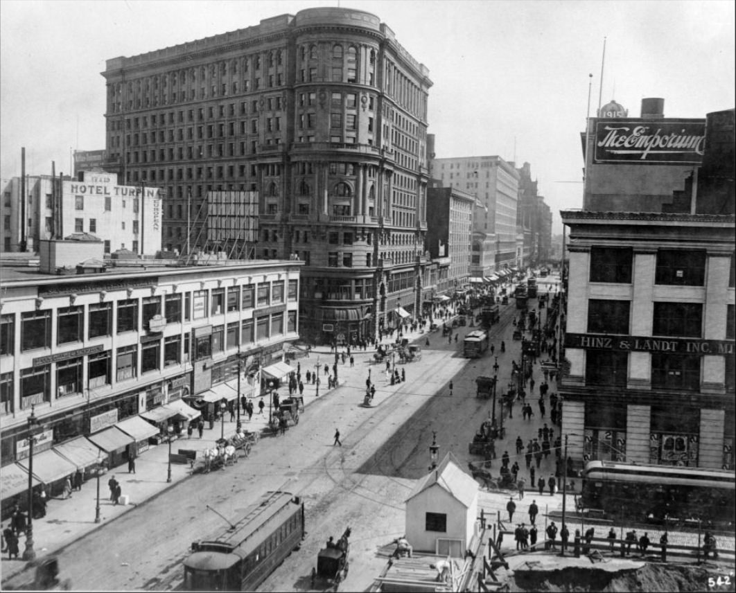Market near Powell Street in the 1910s.