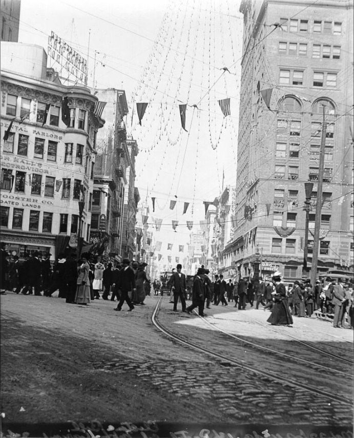Pedestrians crossing Kearny Street at Market, 1910.