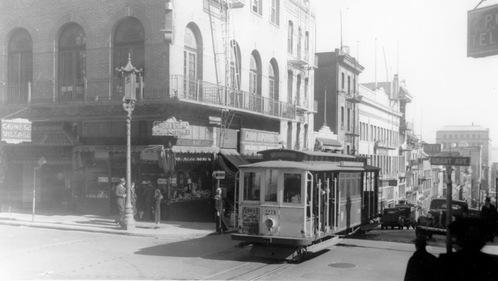 Cable car on Sacramento and Grant in 1942.