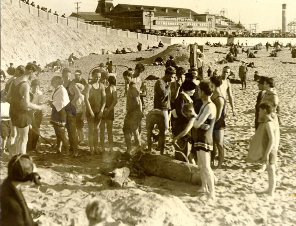 Crowds gathering at Ocean Beach in 1924.